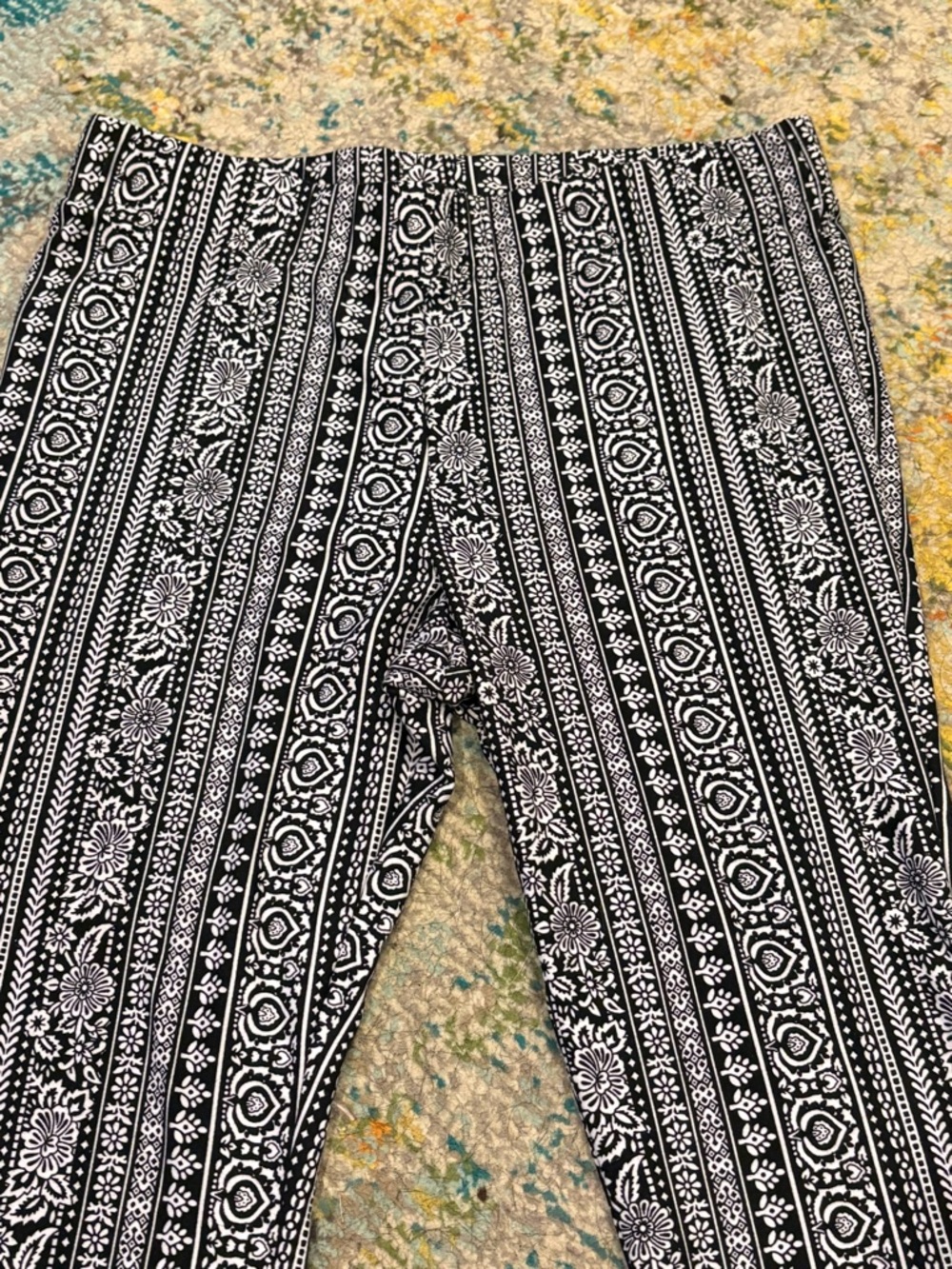No Boundaries Black & White Paisley Flare Leggings Pants EUC Medium 7-9 Juniors